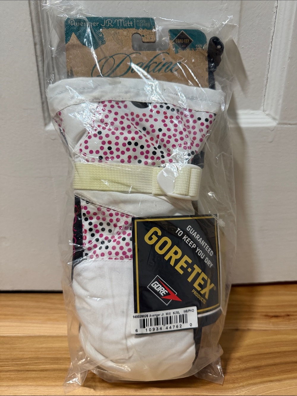 NWT Dakine Avenger White and Pink Junior Ski Mittens